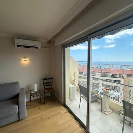Vue Panoramique Pour Ce 3 Pieces A 7 Minutes A Pied Du Palais Du Festival Cannes